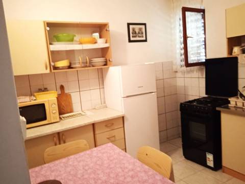 Vir, prekrasna kuća sa 4 apartmana na 150m od mora