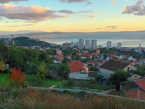 Kozala, građe. zemljište od 1800 m2 s važećom gra. dozvolom, predivan pogled