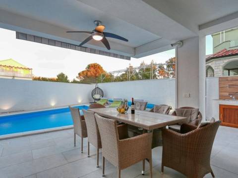 Zaton, Villa mit Swimmingpool