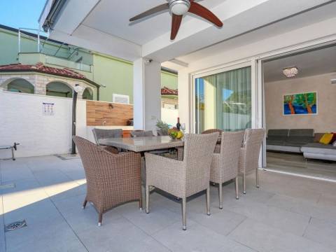 Zaton, Villa mit Swimmingpool