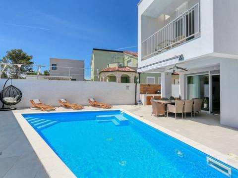Zaton, Villa mit Swimmingpool