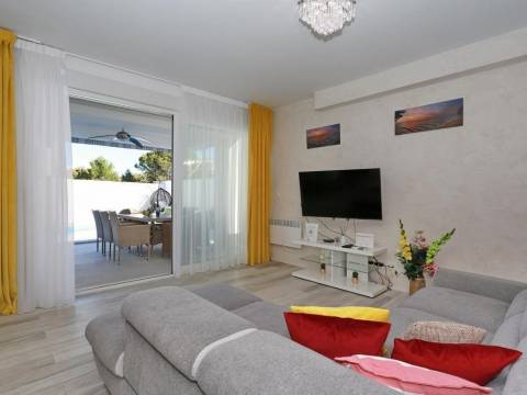 Zaton, Villa mit Swimmingpool