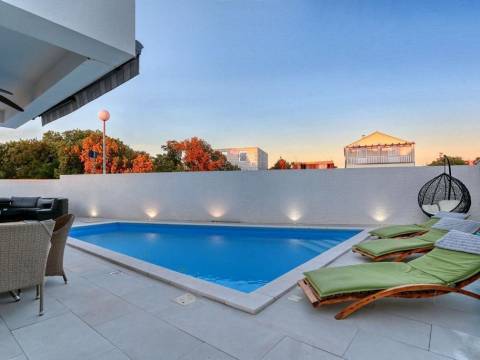 Zaton, Villa mit Swimmingpool