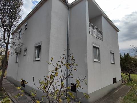 Starigrad, kuća sa podrumom i vrtom 80 m do mora