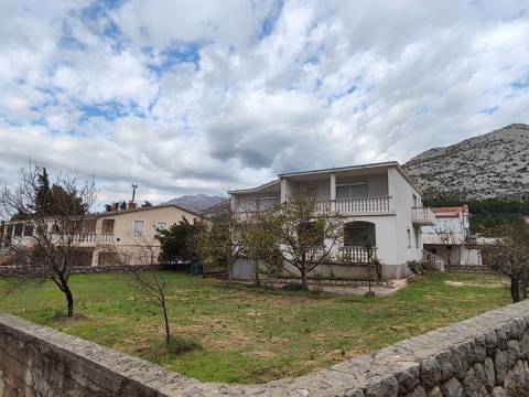 Starigrad, kuća sa podrumom i vrtom 80 m do mora