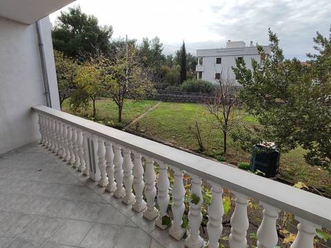 Starigrad, kuća sa podrumom i vrtom 80 m do mora