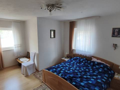 Starigrad, kuća sa podrumom i vrtom 80 m do mora