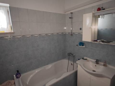 Starigrad, kuća sa podrumom i vrtom 80 m do mora