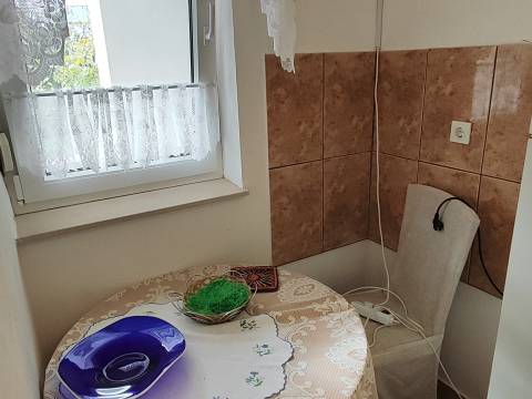 Starigrad, kuća sa podrumom i vrtom 80 m do mora