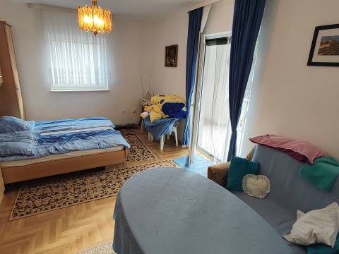 Starigrad, kuća sa podrumom i vrtom 80 m do mora