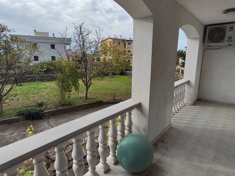 Starigrad, kuća sa podrumom i vrtom 80 m do mora