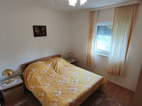 Starigrad, kuća sa podrumom i vrtom 80 m do mora
