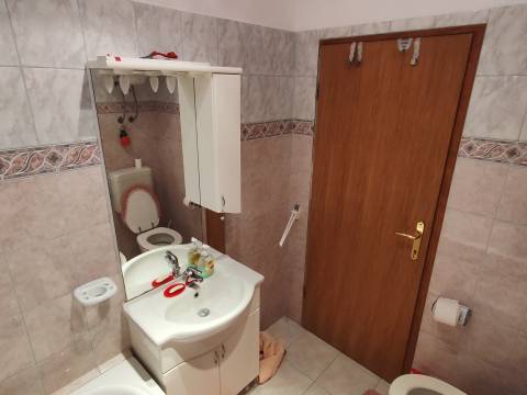 Starigrad, kuća sa podrumom i vrtom 80 m do mora
