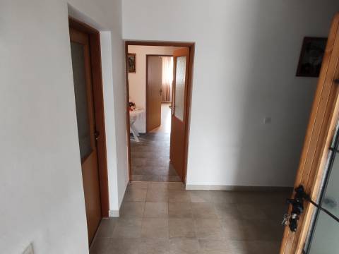 Starigrad, kuća sa podrumom i vrtom 80 m do mora