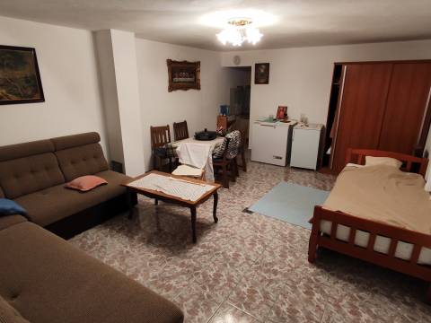 Starigrad, kuća sa podrumom i vrtom 80 m do mora