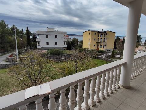 Starigrad, kuća sa podrumom i vrtom 80 m do mora