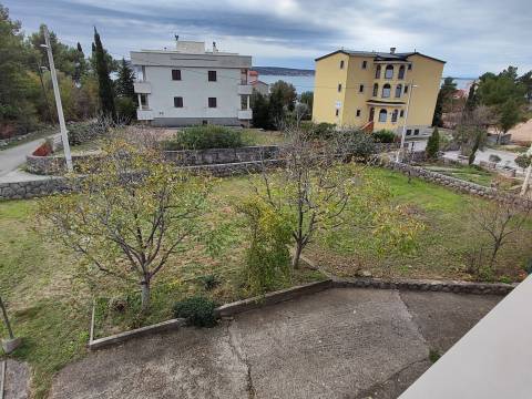 Starigrad, kuća sa podrumom i vrtom 80 m do mora