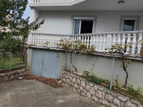 Starigrad, kuća sa podrumom i vrtom 80 m do mora
