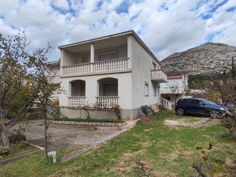 Starigrad, kuća sa podrumom i vrtom 80 m do mora