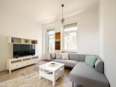 Opatija blizina centra stan prizemlje 2S+DB, 55 m2