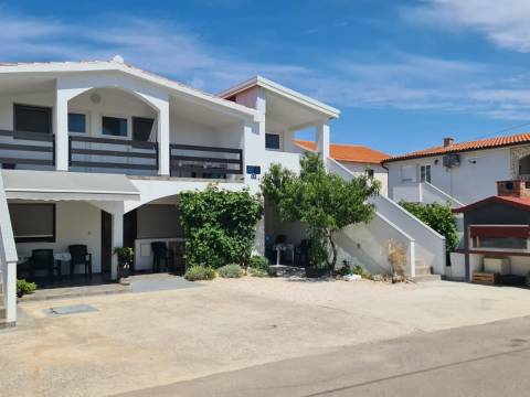 Vir, Haus mit 5 Apartments 190m vom Strand