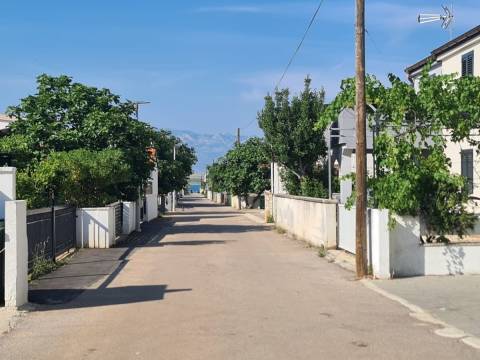 Vir, house with 4 apartments 190m from the beach