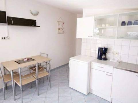 Vir, house with 4 apartments 190m from the beach