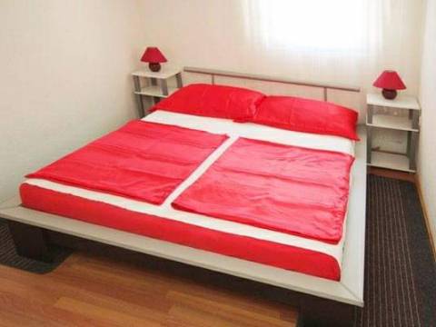 Vir, house with 4 apartments 190m from the beach