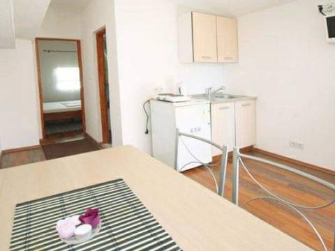 Vir, house with 4 apartments 190m from the beach