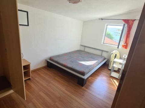 Vir, house with 4 apartments 190m from the beach
