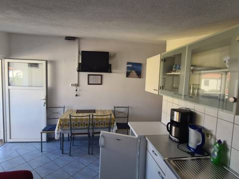 Vir, house with 4 apartments 190m from the beach