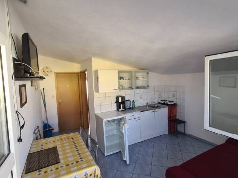 Vir, house with 4 apartments 190m from the beach