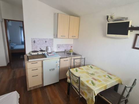 Vir, house with 4 apartments 190m from the beach