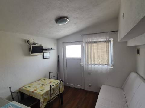 Vir, house with 4 apartments 190m from the beach