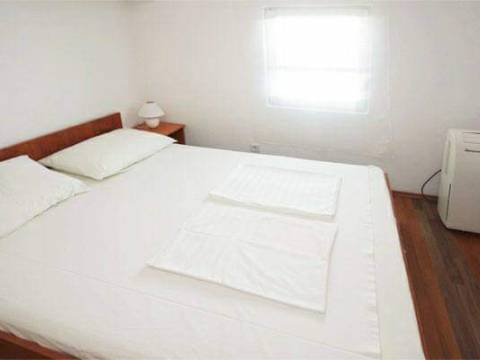 Vir, house with 4 apartments 190m from the beach