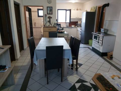 Vir, house with 4 apartments 190m from the beach