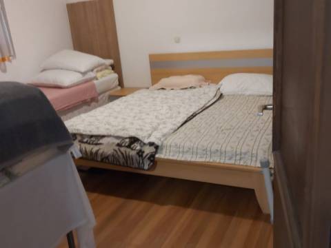 Vir, house with 4 apartments 190m from the beach