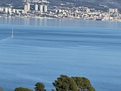 Dvoetažni stan sa garažom, dvije terase sa pogledom, te uređenim vrtnim prostorom