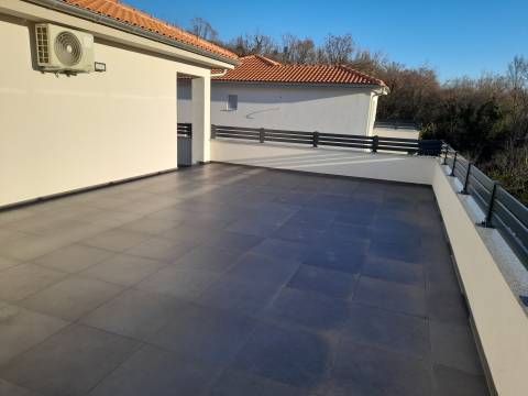TOP PONUDA -Crikveničko zaleđe 82m2+56m2 terasa, novogradnja u blizini Crikvenice