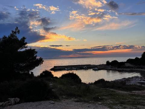 Vir, južna strana zemljište za turističke sadržaje uz more