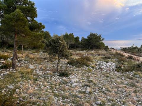 Vir, južna strana zemljište za turističke sadržaje uz more