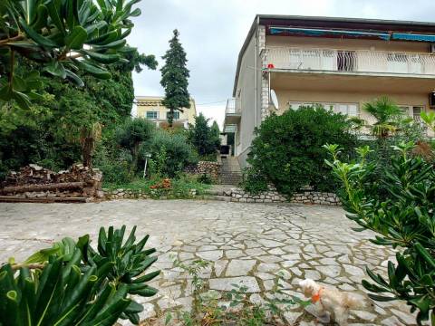 Selce, kuća 150 metara od mora sa velikom okućnicom