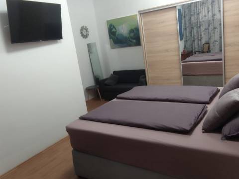 PULA -LUKSUZNI STAN 100m2 sa VRTOM i PARKINGOM
