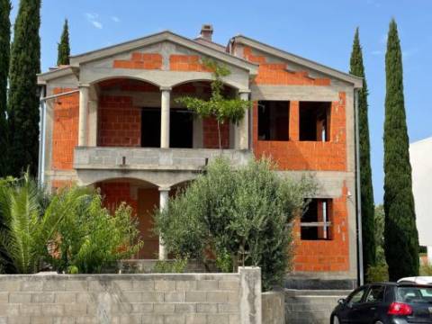 Zadar-Diklo, samostojeća kuca sa 6 apartmana nedovršena