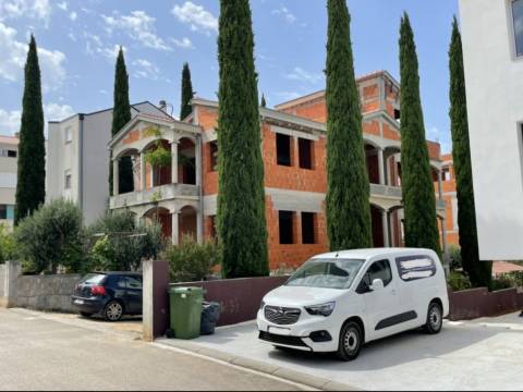 Zadar-Diklo, samostojeća kuca sa 6 apartmana nedovršena