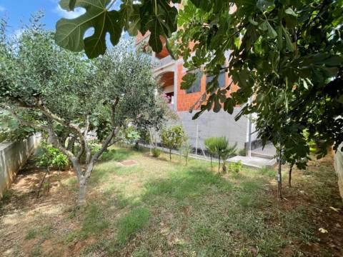 Zadar-Diklo, samostojeća kuca sa 6 apartmana nedovršena