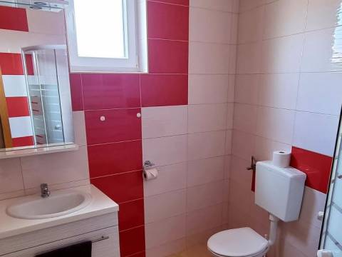 Vir, kuća sa 2 apartmana 130m od plaže