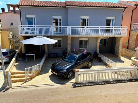Vir, kuća sa 2 apartmana 130m od plaže