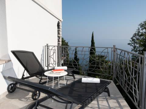 Opatija-stan s dvije terase i okućnicom 