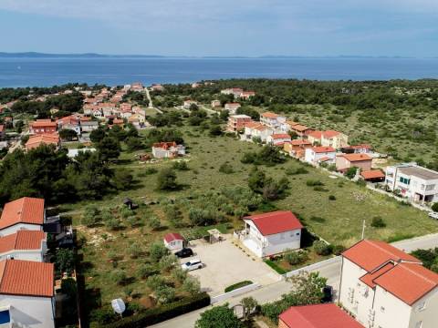 Vir, samostojeca kuca sa velikom okucnicom